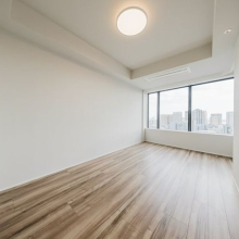 【洋室】明るい日差しがたっぷりと降り注ぎます。