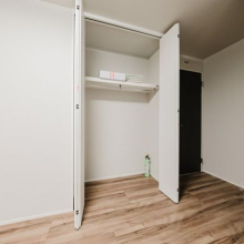 【収納】ハンガーパイプと枕棚があるので効率良く収納ができます。