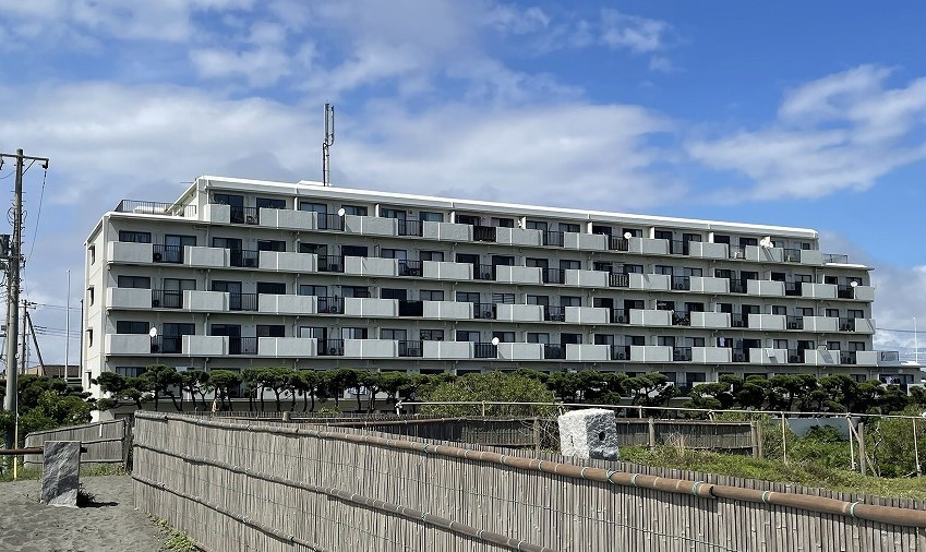 目の前に砂浜が広がる海岸沿いのマンションです