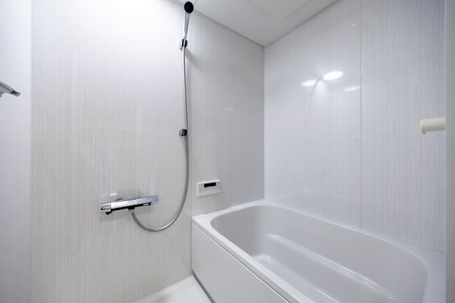 【バスルーム】浴室乾燥機がついているので、お天気に左右されずに洗濯物を乾かすことができます。