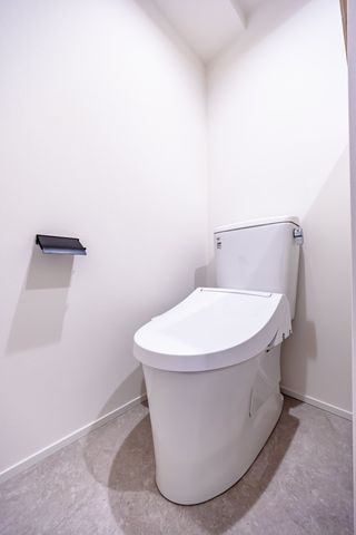 【トイレ】収納付き。細々としたものをすっきり収納！