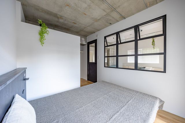 【寝室】 無駄をなくし、光が素直に通り抜ける空間を目指しました。