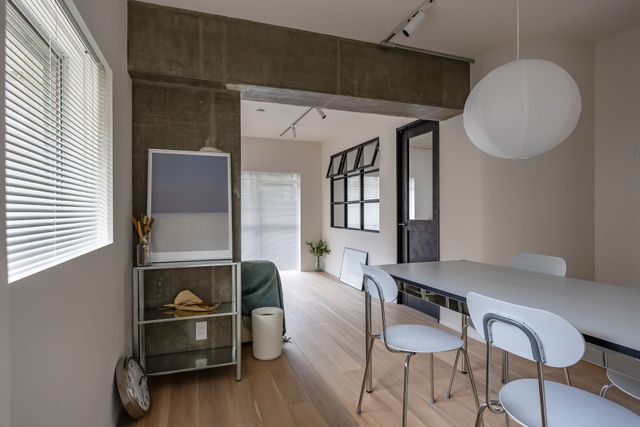 【リビングダイニング】白とグレーを基調に、素材とラインで構成したミニマルデザイン。