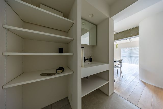 【玄関・洗面】玄関の収納棚は高さが調節できるので、お気に入りの空間を作ることができます。