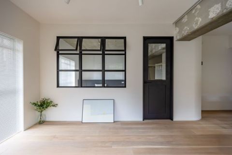 【リビング】 リビングと寝室をゆるやかにつなぐ室内窓が、空間に広がりを生み、黒のフレームが全体を引き締めるアクセントに。