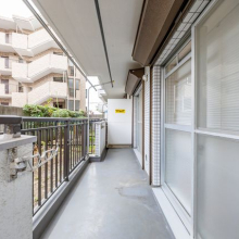 【バルコニー・専用庭】洗濯物を干すことができます。広い専用庭がついています。