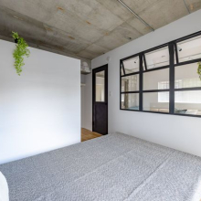 【リビング】 窓まわりは枠を見せないようにディテールにこだわり、アルミブラインドを壁内に納めることで、余計な線を排した端正な印象に仕上げています。