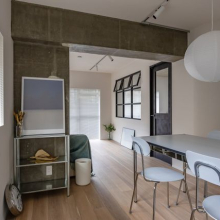 【リビングダイニング】白とグレーを基調に、素材とラインで構成したミニマルデザイン。