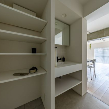 【玄関・洗面】玄関の収納棚は高さが調節できるので、お気に入りの空間を作ることができます。