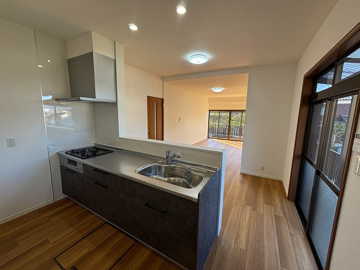 キッチンは新品交換されております。3口コンロで調理時間も時短できます。