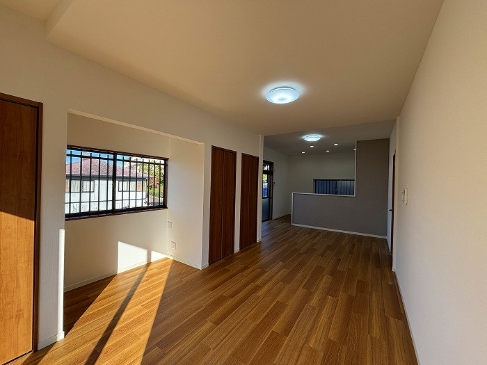 リビング別角度です。長方形の間取りになっているので、家具の配置もしやすいです。