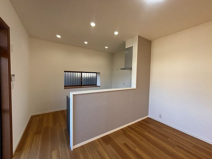 キッチン背面はアクセントクロスでお洒落に。対面式キッチンとなっておりますので、ご家族とコミュニケーションをとりながら家事をすることが出来ます。