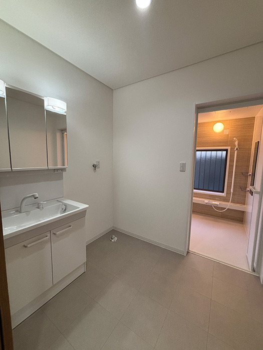 洗面台は新品交換済みです。クッションフロアの張替えも完了しております。