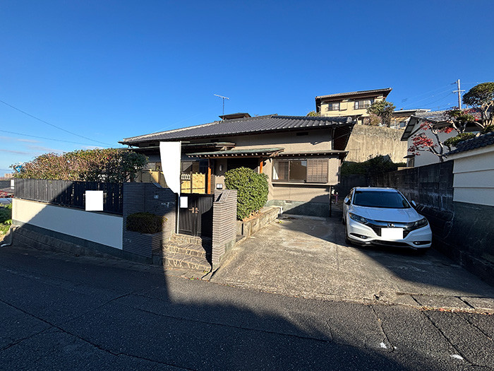 駐車場は並列で2台可能です。