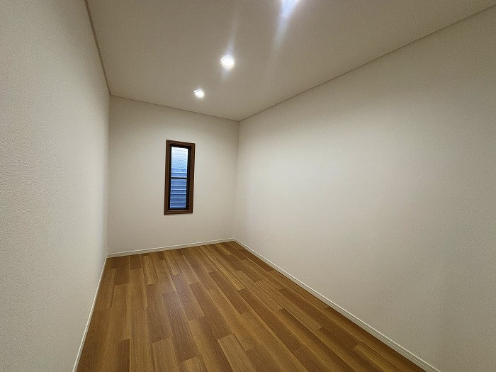 納戸約4.5帖です。大きめの荷物もすっきりと収納できます。