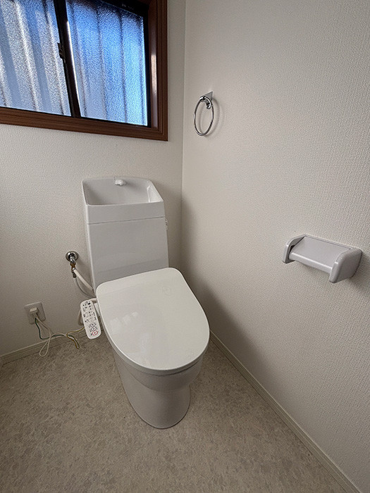 トイレも新品交換済みです。白を基調とした清潔感のあるトイレに仕上がっています。