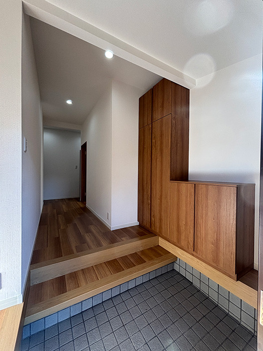 玄関はすっきりとした雰囲気です。シューズボックス完備でご家族のお靴もしっかりと収納できます。