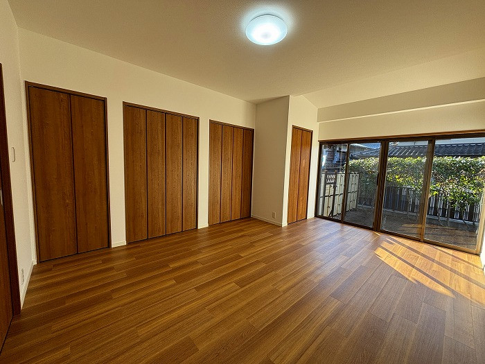 洋室約9.5帖のかなり広々とした居室です。