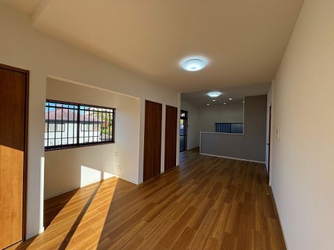 リビング別角度です。長方形の間取りになっているので、家具の配置もしやすいです。