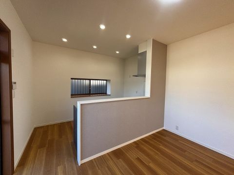 キッチン背面はアクセントクロスでお洒落に。対面式キッチンとなっておりますので、ご家族とコミュニケーションをとりながら家事をすることが出来ます。