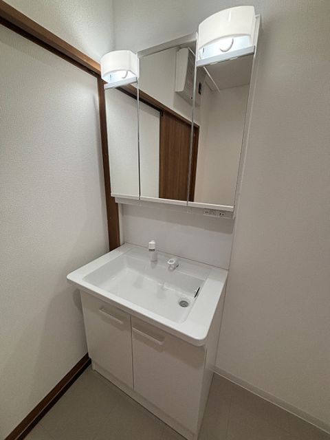 洗面台は人気の三面鏡タイプです。鏡の裏面にしっかりと収納できるので洗面台をすっきりと保つことが出来ます。