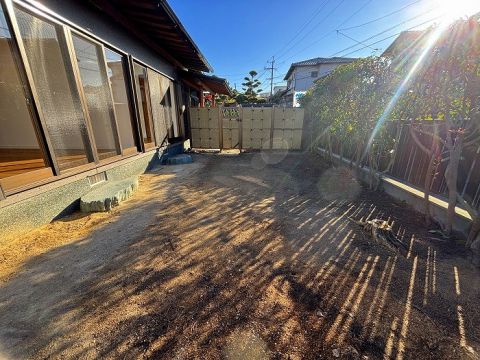 お庭付きの物件です。趣味のガーデニングやお子様の遊び場にも最適です。