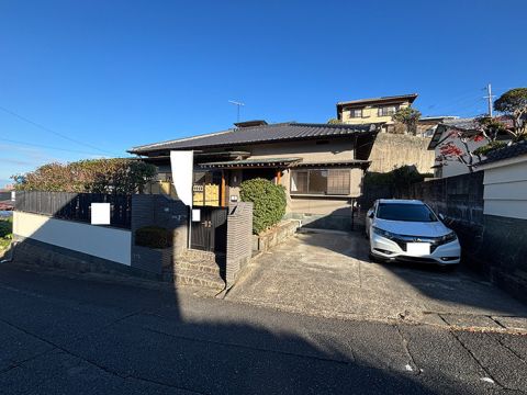 駐車場は並列で2台可能です。