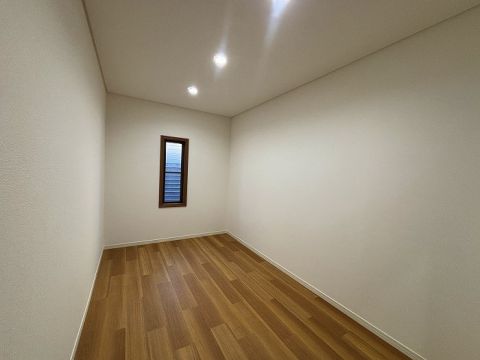 納戸約4.5帖です。大きめの荷物もすっきりと収納できます。