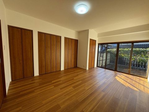 洋室約9.5帖のかなり広々とした居室です。