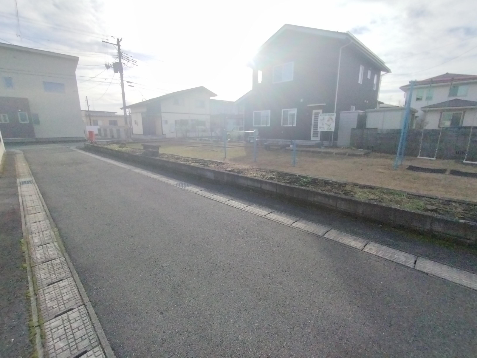 目の前には公園があり、静かな住環境です。