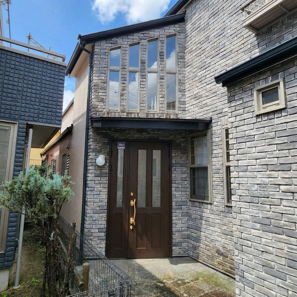 西岡本の閑静な住宅街に立地。駐車スペース2台可