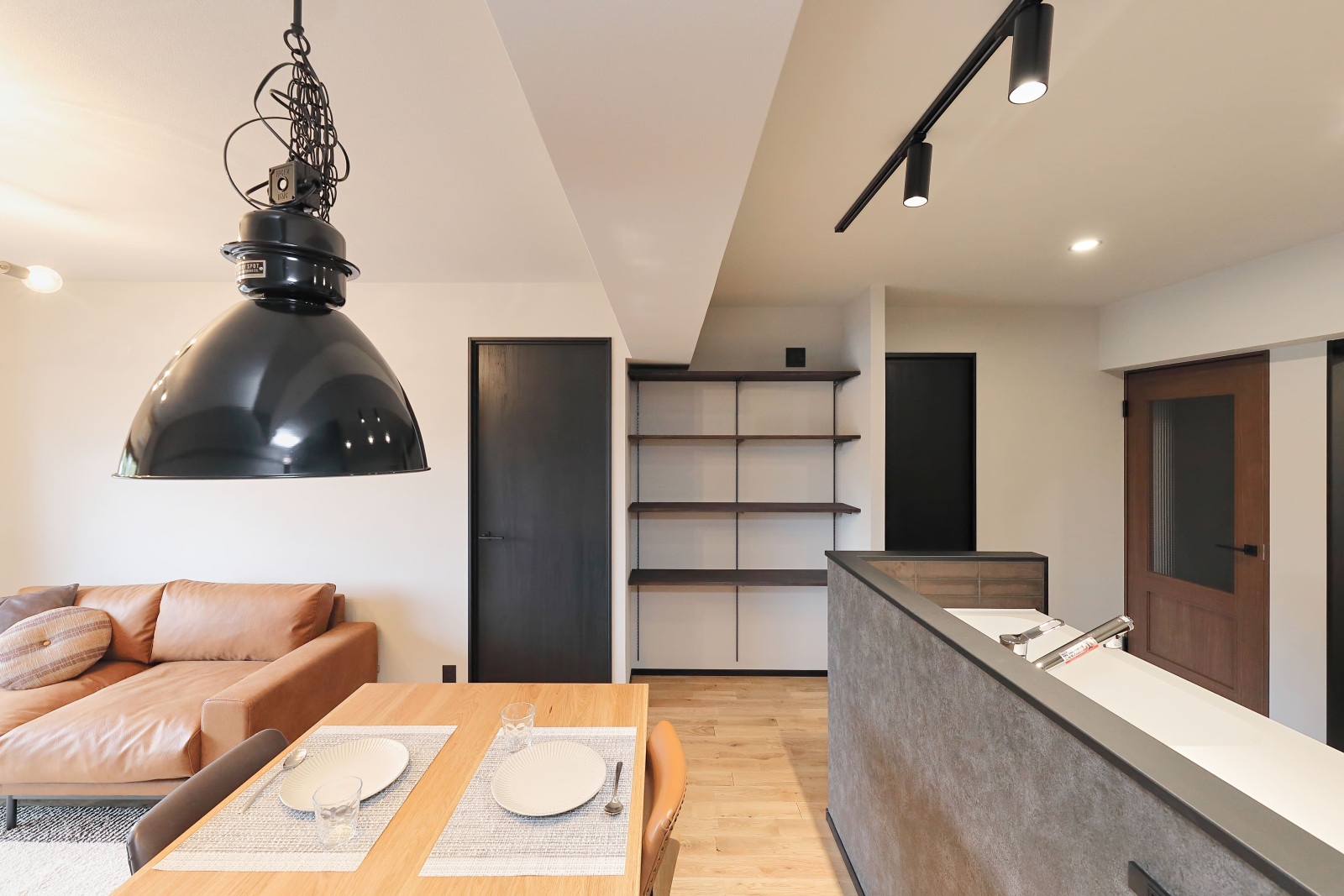 キッチン横には、高さ調整可能な収納棚を設置しました。