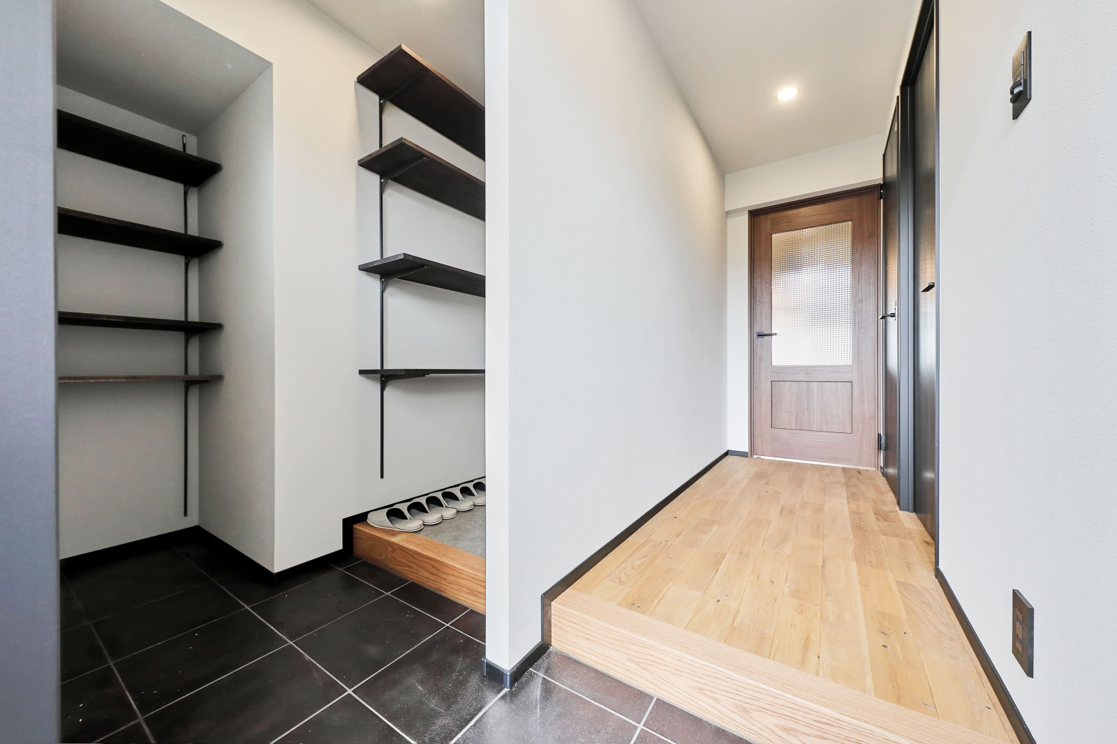 玄関にはシューズクロークも完備。