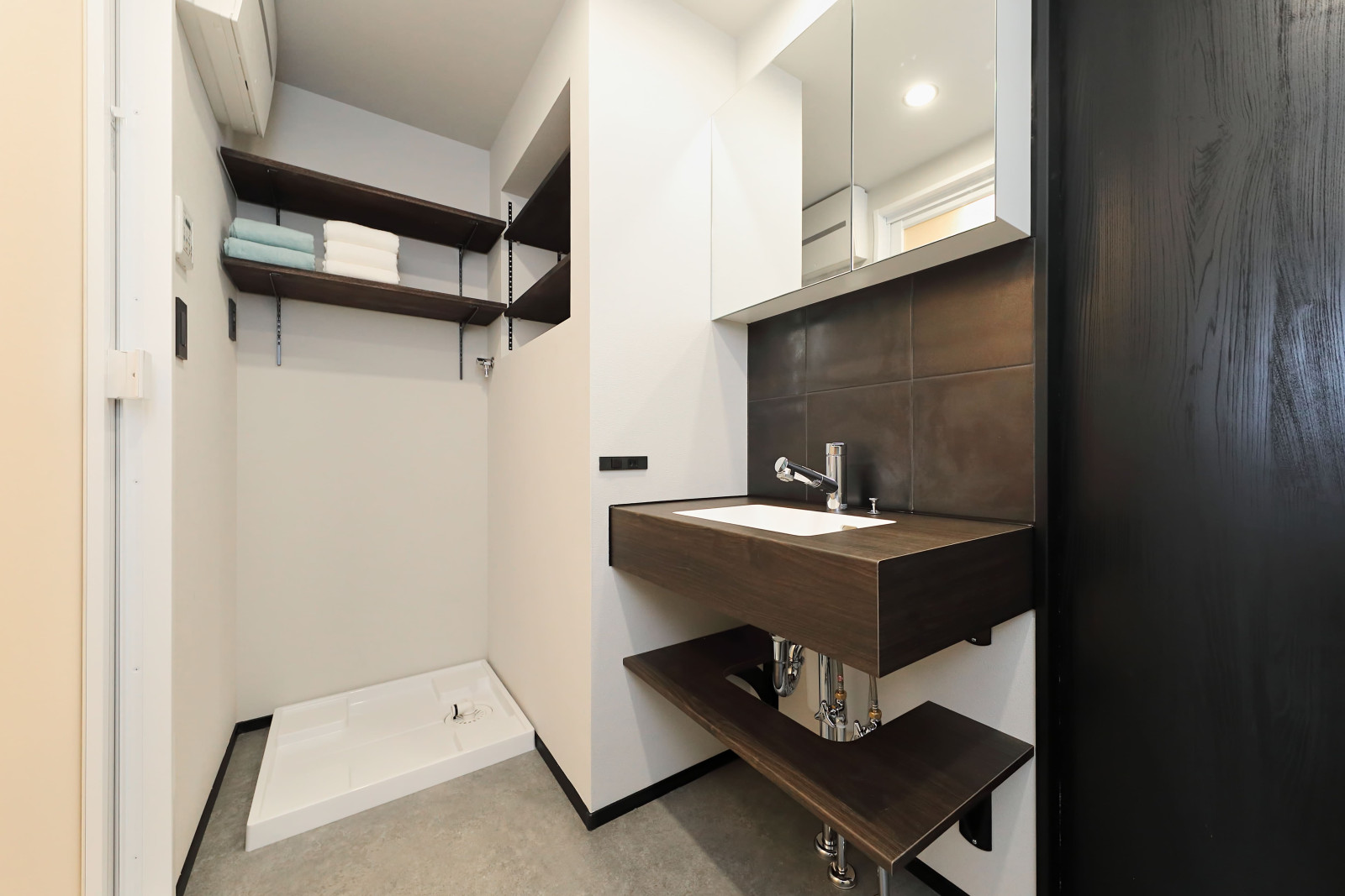 家事導線を考えられた回遊性のある洗面脱衣所です。