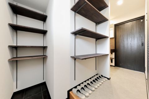 シューズクロークからは洗面脱衣所、キッチンに通り抜け可能な、家事導線の整った間取りです。