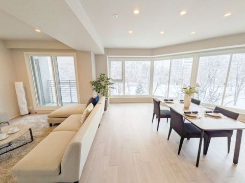 壁一面の大きな窓から、開放感と共に心地よい光が降り注ぐ約25.5帖のLDK。