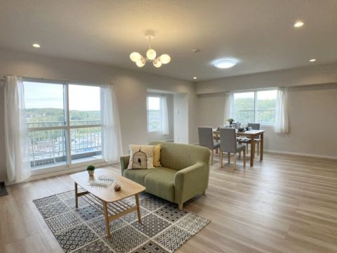 主要採光面が南東向きで、朝から陽射しが心地よいLDK。窓から見える緑にも癒されます