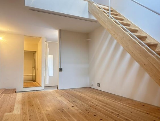 吹き抜けのある明るいLDK！