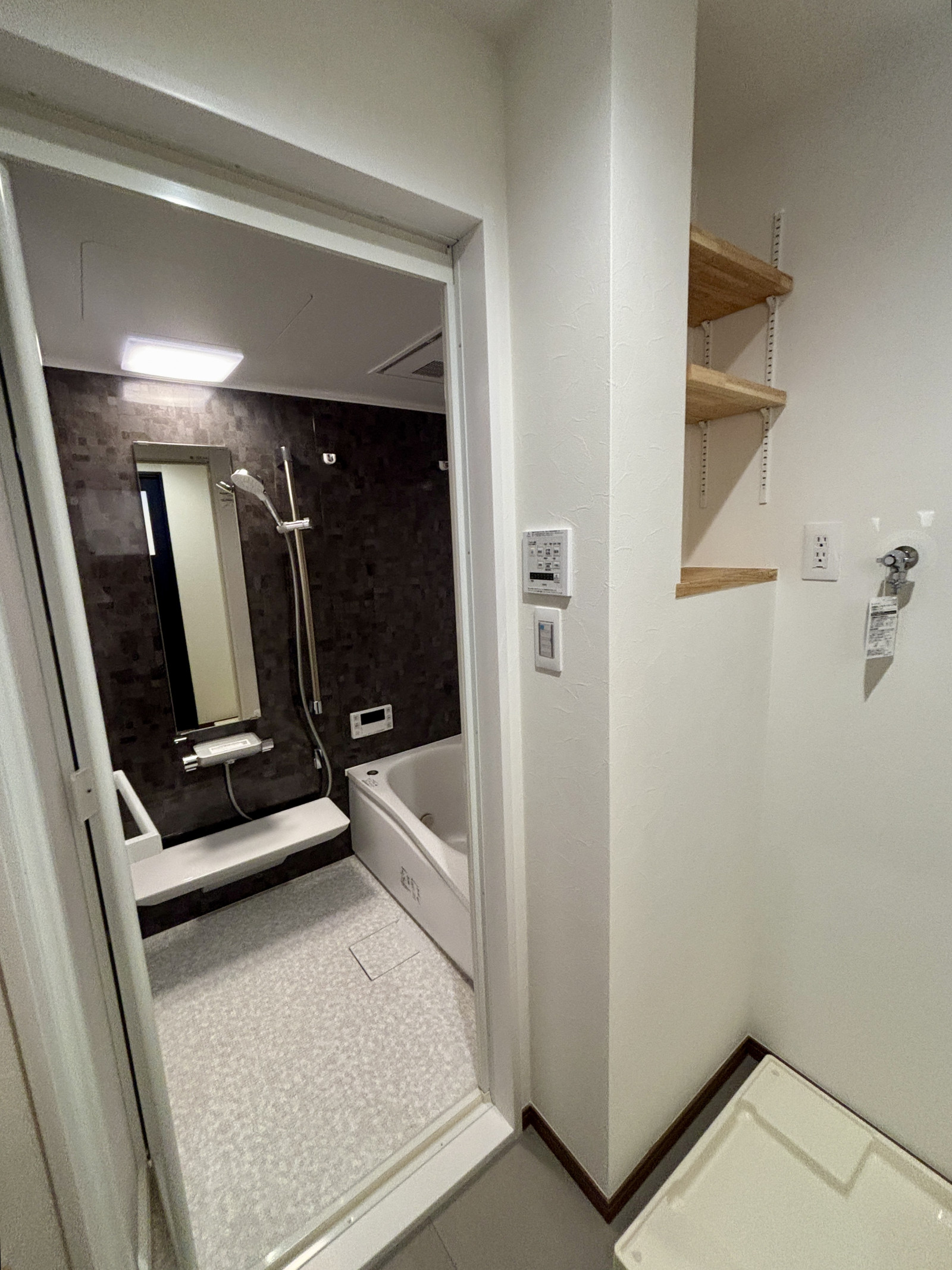 洗面台の後ろには洗濯機置き場