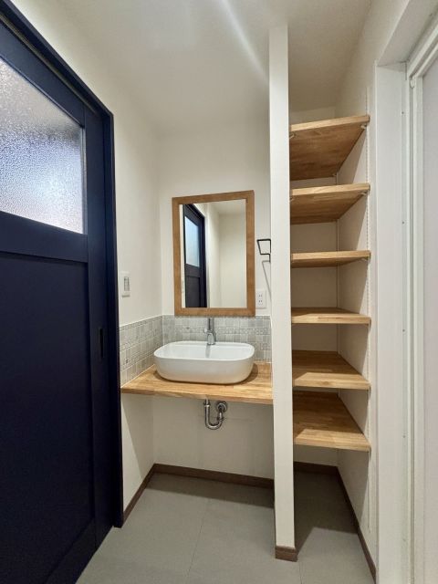 洗面横には稼働棚