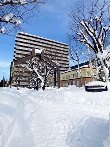 流行に左右されず、おしゃれな雰囲気や自然の潤い、親しみやすさといった暮らしができそうな住空間ですね