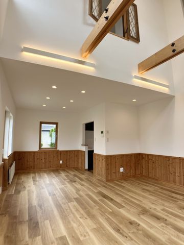 ダウンライトの照明がお洒落なLDK。吹き抜けで解放感があり家族が自然と集まる空間ですね