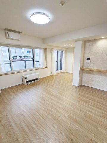 主要採光面が南西向きで、昼から夕方の陽射しが心地よい約16.9帖のLDK。