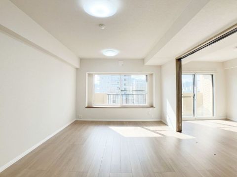 主要採光面が南西向きで、昼から夕方の日当たりが良好で明るいリビングですね