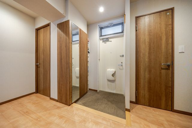 【玄関】シューズボックス、収納棚があるので玄関をすっきりとお使いいただけます。玄関上部には窓があるの