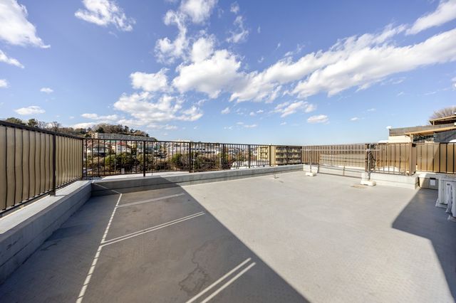 【ルーフバルコニー】約51m2もう一つのリビング。食事やプール遊び、キャンプごっこなどの遊びが充実！わん