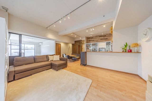 【リビングダイニング】開放感と明るさに包まれた、天井高2.7mの広々とした空間。