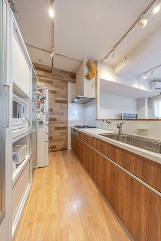 【キッチン】作業スペース・収納スペースが充実しているキッチン。キッチンからリビングダイニング、和室を