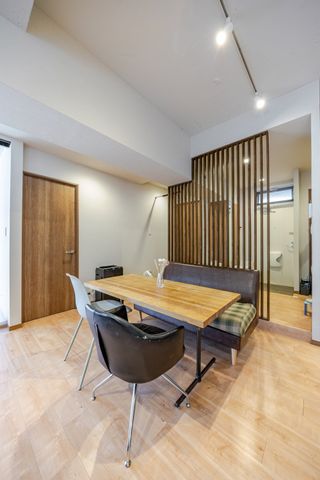 【ダイニングスペース】玄関との仕切りはおしゃれなルーバーになっています。