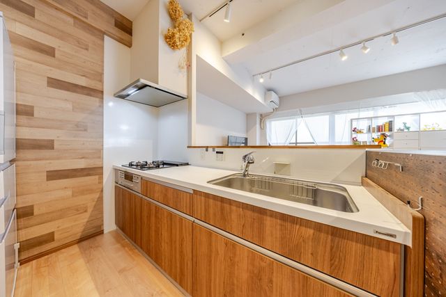 【キッチン】手元が隠れる高さのカウンターがあるのでリビングから見るキッチンはとてもスッキリしています